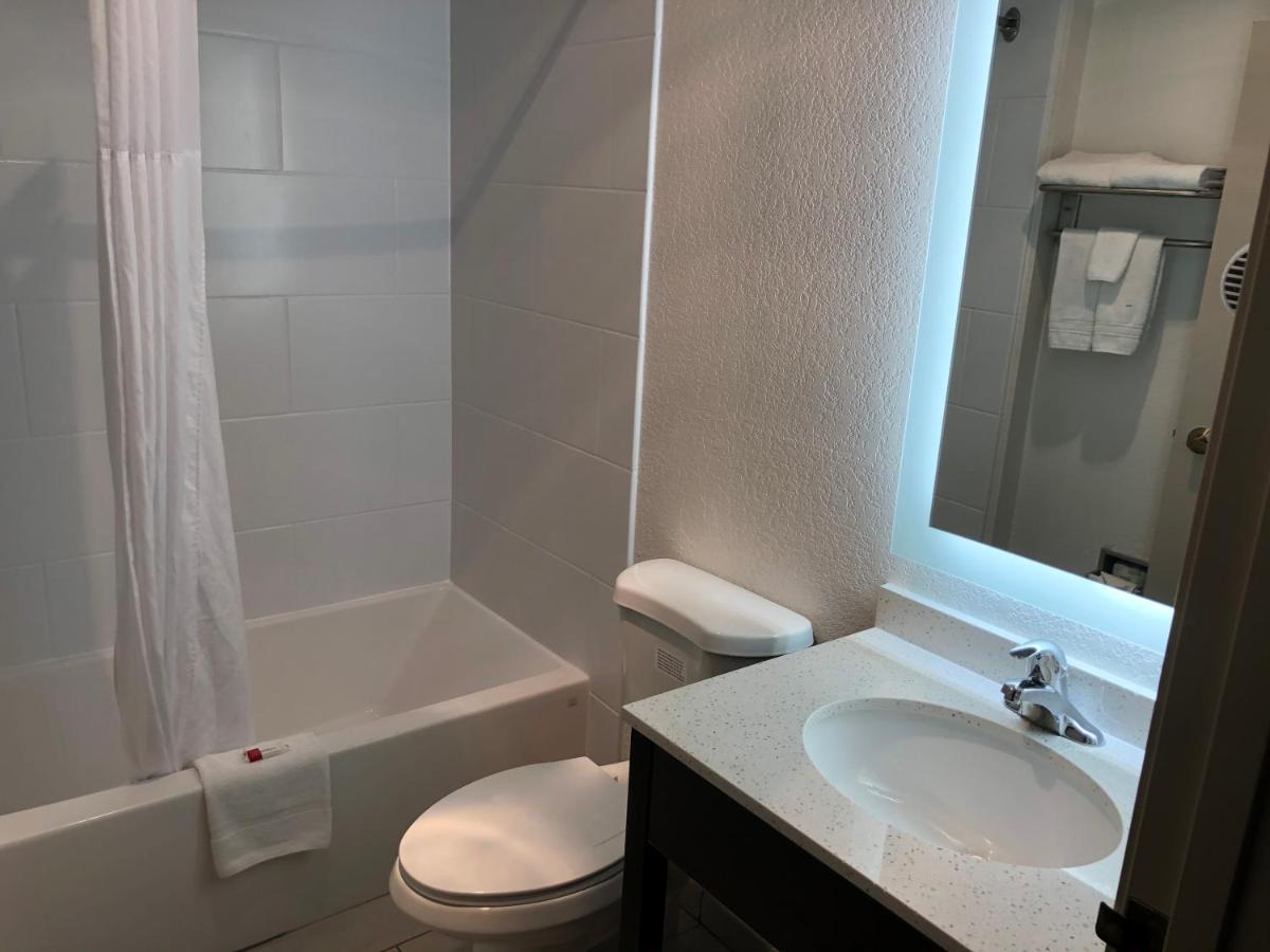 Red Lion Inn & Suites Елк-Ґров-Віллідж Екстер'єр фото
